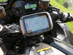 Op de Oberalppas in Zwitserland, met de TomTom Rider 550 op een Kawasaki H2 SX SE+.